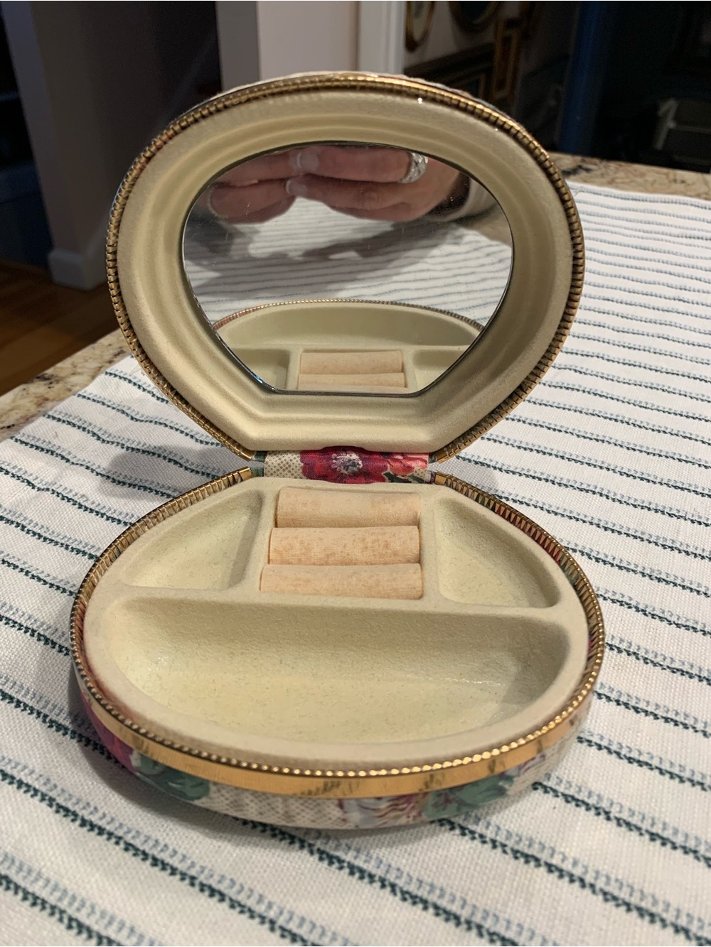 Vintage Floral Round Jewelry Box with Gold design - Picture 5 of 6